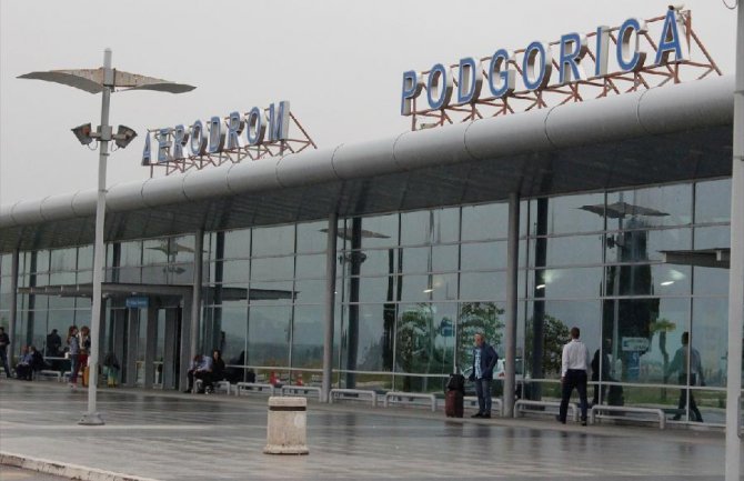 Aerodrom Podgorica: Taksisti prave gužve i stvaraju neprilike turistima