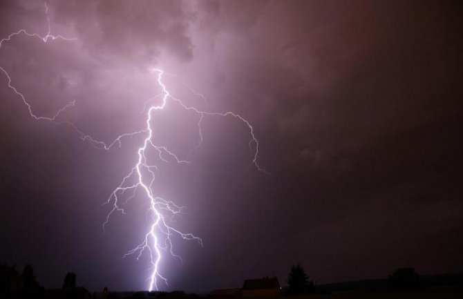 Četiri osobe poginule u jakoj oluji u Hjustonu