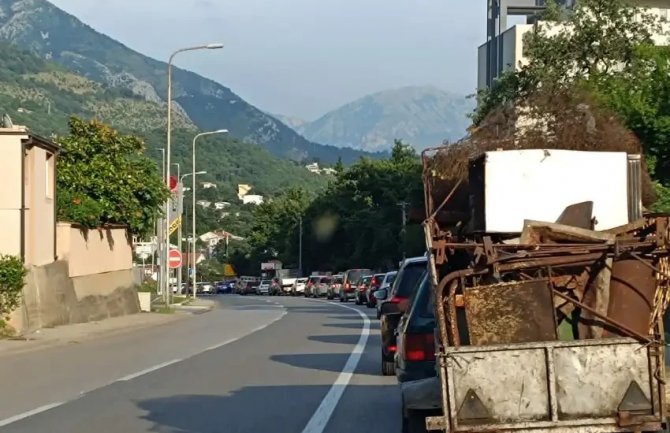 Udes na putu Sutomore - Bar, stvorene kilometarske kolone