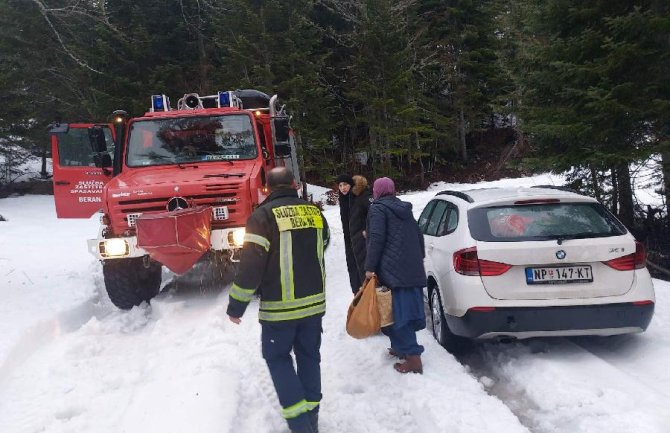 Beranski vatrogasci spasili petočlanu porodicu iz vozila zaglavljenog u snijegu