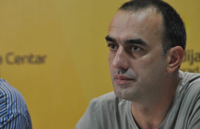 Iza zahtjeva da se Dinko Gruhonjić protjera sa fakulteta stoje i proruski kanali, političari i snajperisti