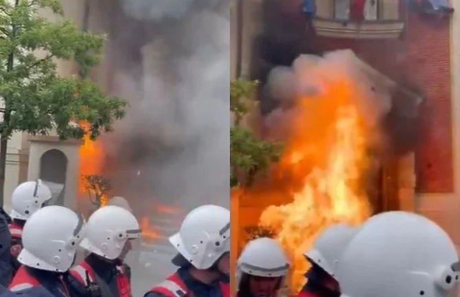 Veliki neredi u Tirani: Demonstranti zapalili dio zgrade rukovodstva grada, probijen policijski kordon