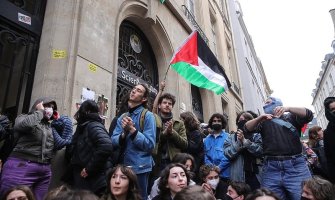 Propalestinski studenti okupirali kampus prestižnog pariskog kampusa na kojem se školovao i Macron