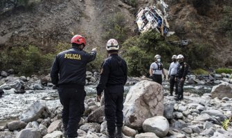 Autobus sletio u rijeku u Peruu, najmanje 23 osobe poginule