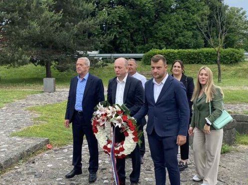 Delegacija partija položila vijenac na spomenik poginulim borcima NOB- a u Anovima