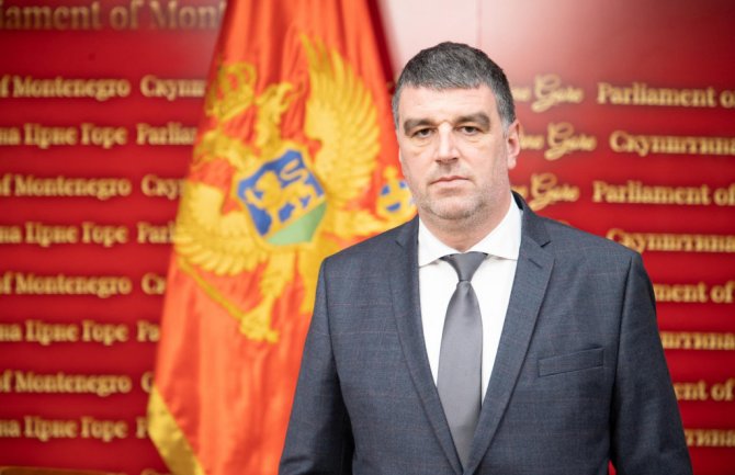 Zečević: Danilović bio Milov ministar, a sad je sa DPS-om u opoziciji i to mu je jedina principijelnost