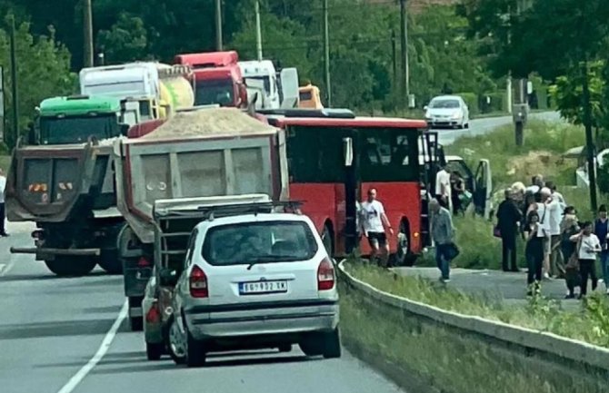 Težak udes u Srbiji: Sudar autobusa i automobila, jedna osoba poginula, 20 povrijeđeno