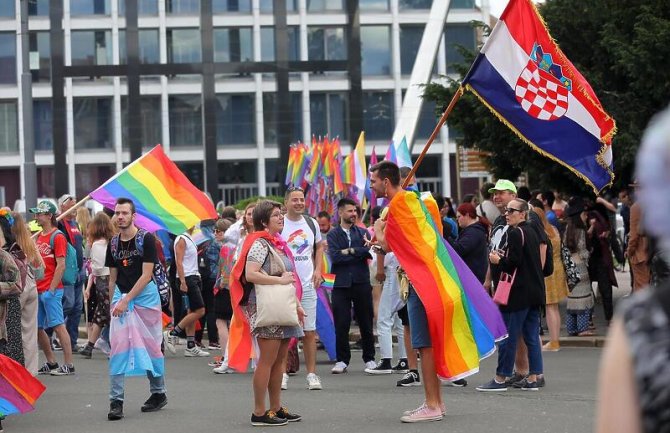 Povorka ponosa u Zagrebu: Okupljeni mahali zastavama Palestine, muškarac ih pozivao da se odvrate od grijeha