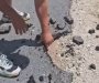 Rukama lomi novi asfalt u Beranama: Nemoj dalje, gre’ota je