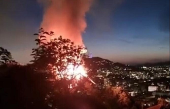 Užas u Sarajevu: Pronađena tri tijela u spaljenoj kući, požaru prethodili hici, policija sa opkolila naselje
