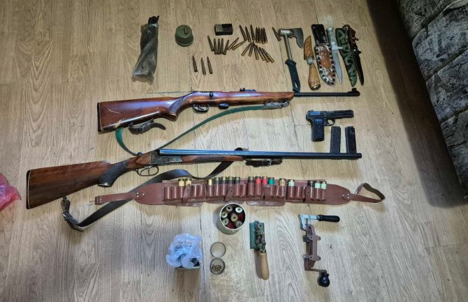 Policija na sjeveru uhapsila osobu kod koje je pretresom pronađeno oružje i municija