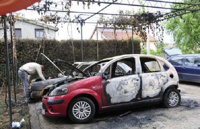 U Podgorici zapaljeno vozilo službenice policije