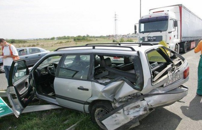 Sudar putničkog vozila i šlepera: Jedna osoba poginula, dvije teško povrijeđene