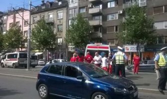 Mladić koji je podletio pod vozilo Hitne pomoći telefonirao kad ga je udario tramvaj