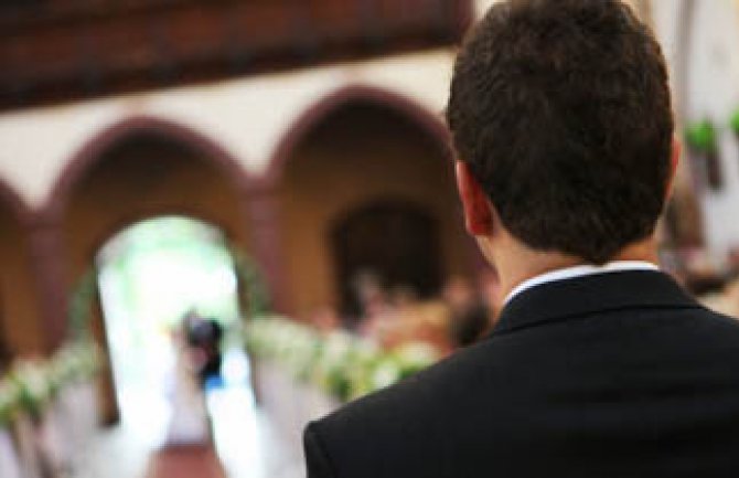 Mladoženja umro na vratima crkve čekajući mladu 