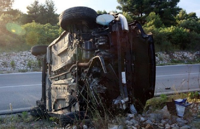 Prevrnuo se auto, žena suvozač poginula na licu mjesta
