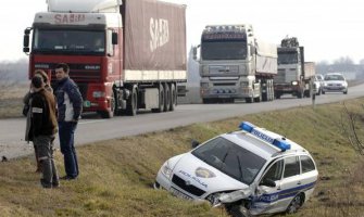 Stravičan udas na Ibarskoj magistrali: Sudar šlepera i policijskog vozila
