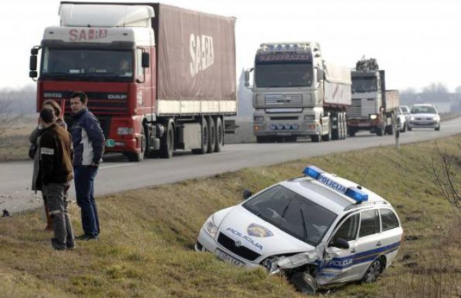 Stravičan udas na Ibarskoj magistrali: Sudar šlepera i policijskog vozila