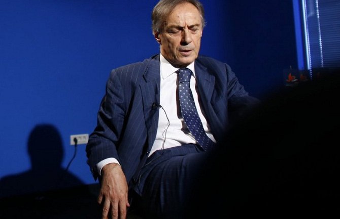 Na pomolu rascjep i u Demosu?