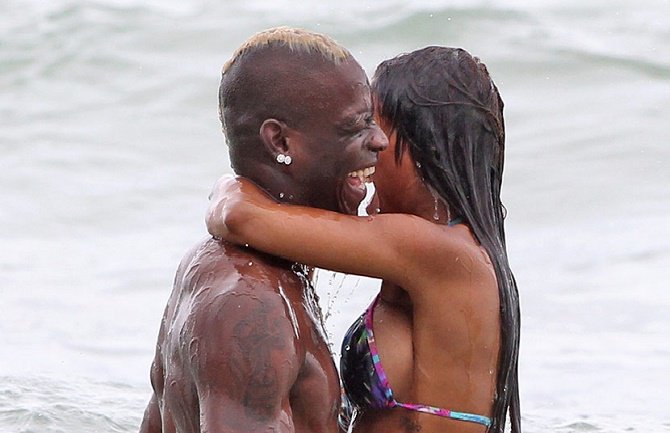 Ovako Mario Baloteli uživa sa svojom vjerenicom! (FOTO)
