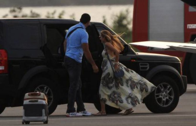 Novak i Jelena sletjeli na tivatski aerodrom