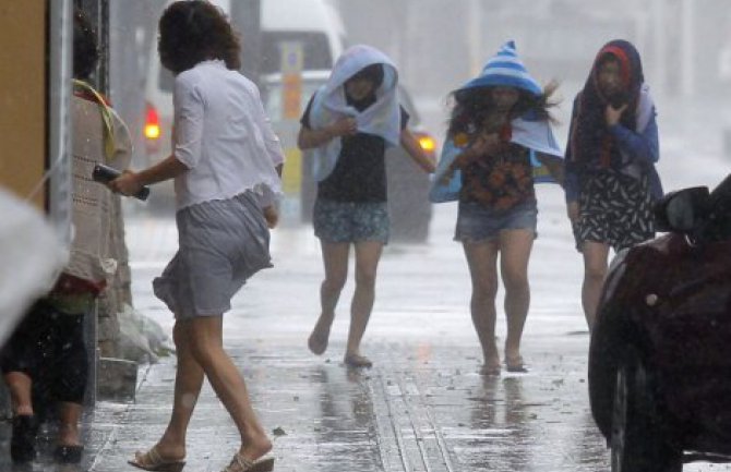 Tajfun u Japanu, poginule dvije osobe, ranjeno više 30