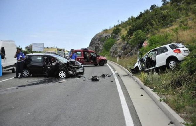 Dvije osobe povrijeđene u udesu na putu Cetinje-Podgorica