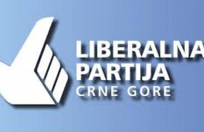 Liberali traže odgovornost za paljenje državne zastave