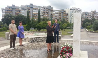 Predstavnici Pozitivne položili cvijeće na Spomen obilježje na Pobrežju 