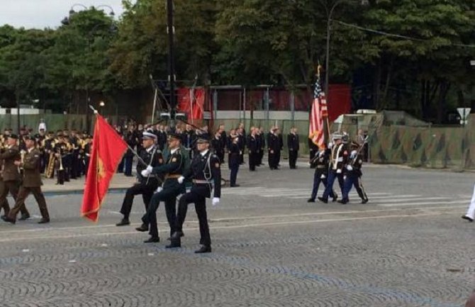 I Vojska Crne Gore noseći državnu zastavu učestvovala na vojnoj paradi u Parizu