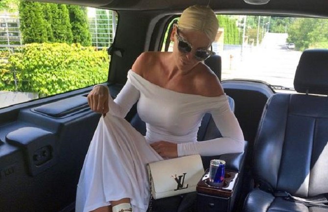 Jelena Karleuša se pohvalila: Konačno stigla moja limuzina! (FOTO)