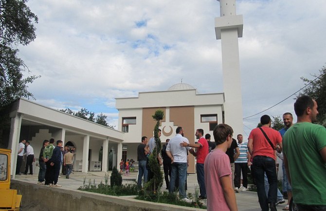 Muslimani obećali da će zamoliti efendiju da smanji razglas