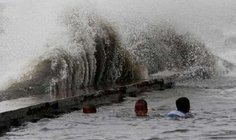 Tajfun odnio 10 ljudskih života, više od 370.000 evakuisanih