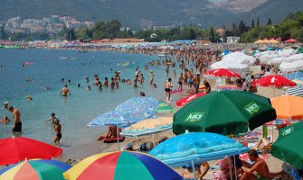 Ležaljke na plaži kao noćenje