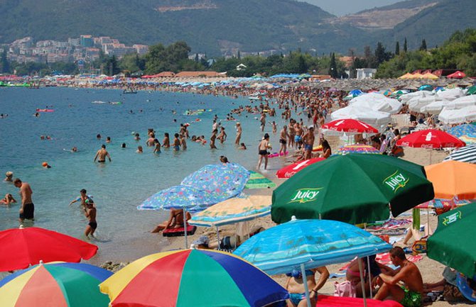 Ležaljke na plaži kao noćenje