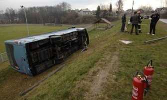 Autobus sletio s puta, povrijeđene 32 osobe, vozač zaspao