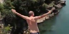 Amerikanac skočio sa Starog mosta i jedva ostao živ! (VIDEO)