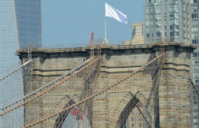 Na Bruklinškom mostu umjesto američkih, bijele zastave! (VIDEO)