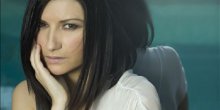 Laura Pausini zaboravila da se obuče?