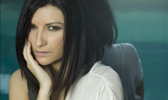 Laura Pausini zaboravila da se obuče?