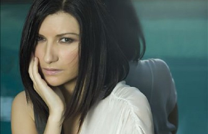 Laura Pausini zaboravila da se obuče?