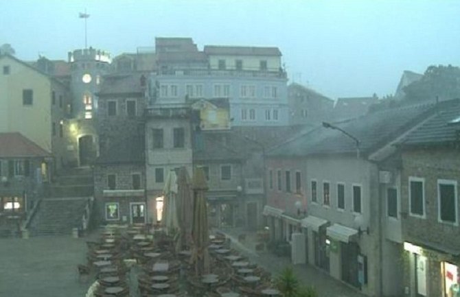 Građani Herceg Novog poplavljeni a nadležni ne reaguju niti pomažu