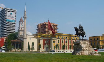  Tirana: U pucnjavi ubijena jedna osoba, ranjen bivši tužilac