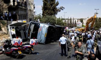 Ubijen napadač bagerom na autobus