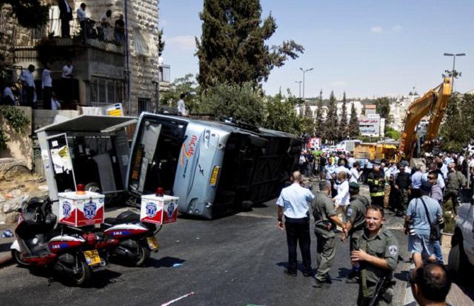 Ubijen napadač bagerom na autobus