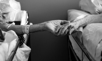 Proveli 6 decenija zajedno, umrli držeći se za ruke (FOTO)