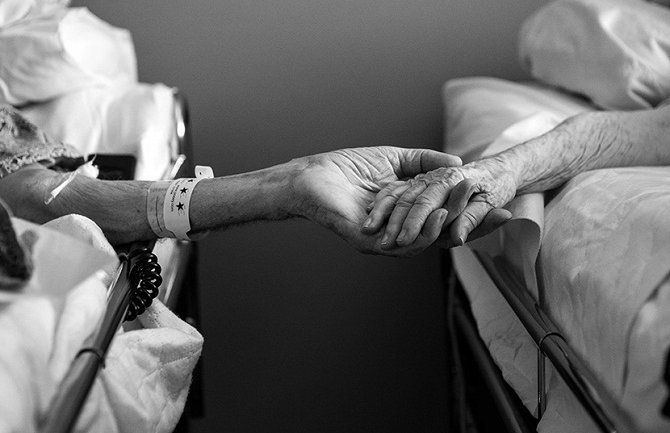 Proveli 6 decenija zajedno, umrli držeći se za ruke (FOTO)