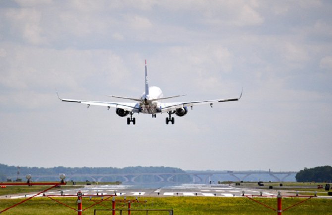 Lažna dojava o bombi u avionu 