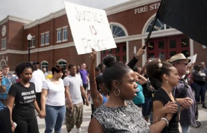 Protesti u Fergusonu zbog ubistva tinejdžera od strane policije