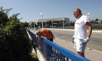 Nikšić: Ofarbana ograda mosta preko Bistrice